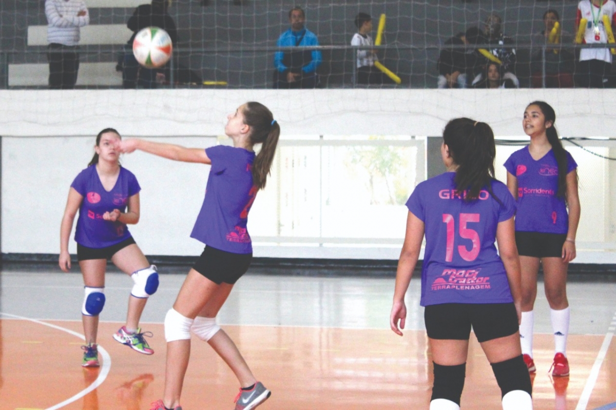 Semifinais da disputa do voleibol agitam o 15º Jogos Interescolares MM Calçados